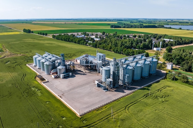 Vista aérea no elevador do celeiro dos silos agro na planta de fabricação de agroprocessamento para processamento de secagem, limpeza e armazenamento de produtos agrícolas farinha de cereais e grãos