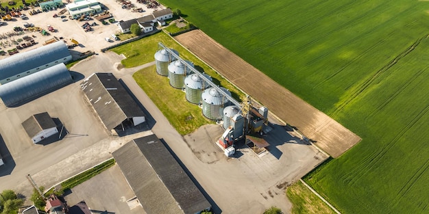 Vista aérea no elevador do celeiro dos silos agro na planta de fabricação de agroprocessamento para processamento de secagem, limpeza e armazenamento de produtos agrícolas farinha de cereais e grãos