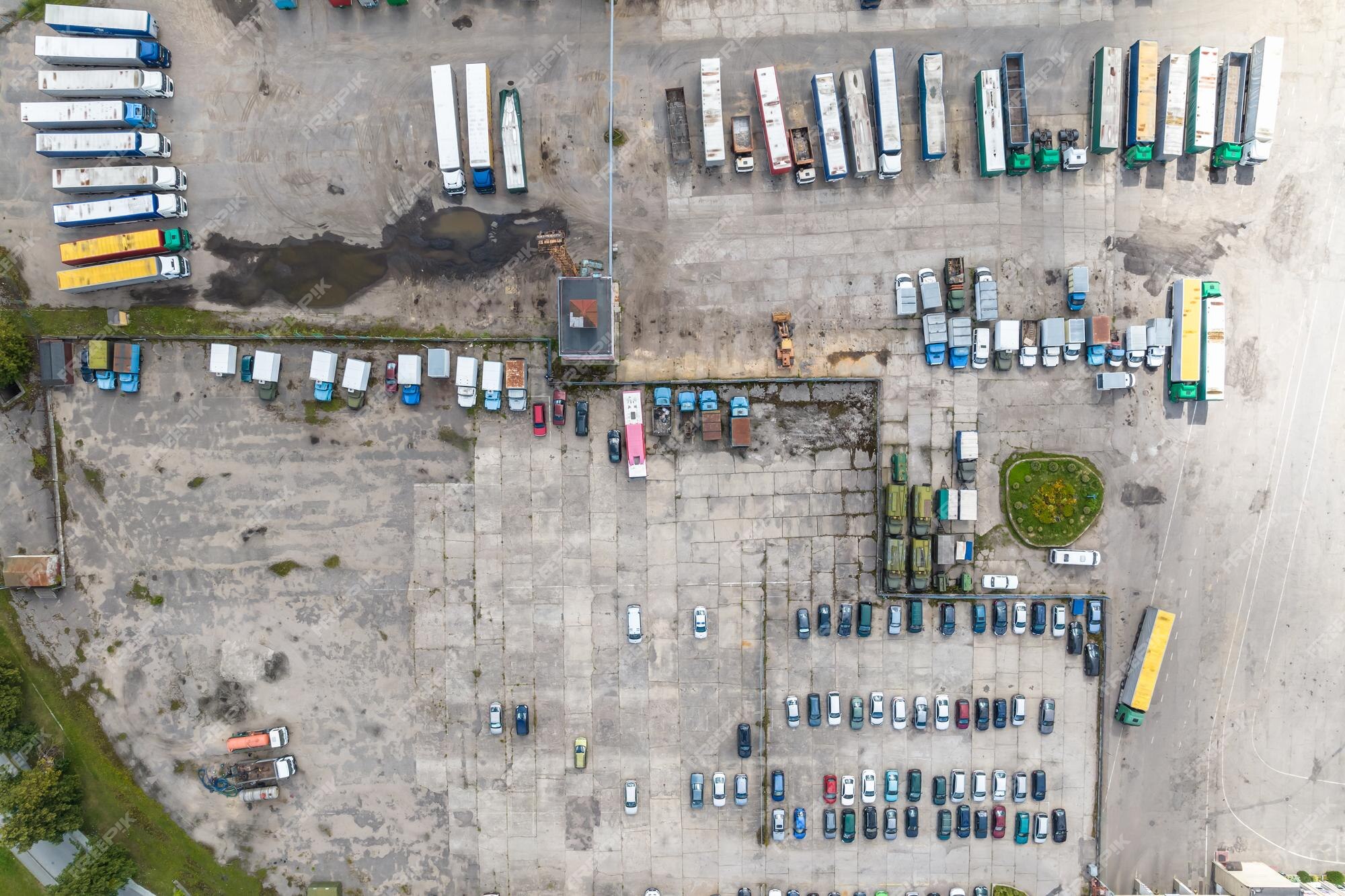 Vista aérea no estacionamento de caminhões antigos