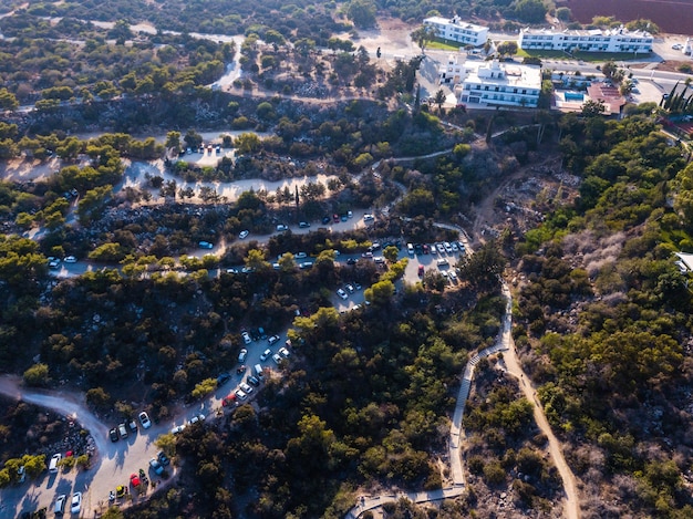 Vista aérea no estacionamento entre árvores perto da praia