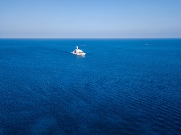 Vista aérea no iate branco no mar azul