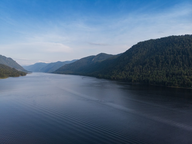 Vista aérea no lago Teletskoye nas montanhas de Altai