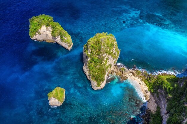 Vista aérea no mar e rochas Fundo de água turquesa da vista superior Paisagem marítima de verão do ar Aventura de verão Imagem de viagem