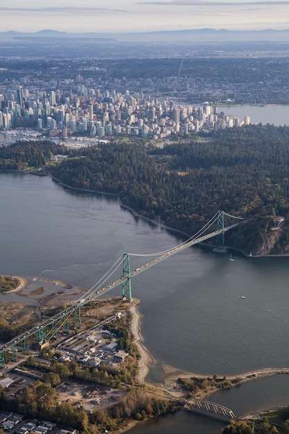 Vista aérea no Parque Stanley da ponte Lions Gate e no centro de Vancouver
