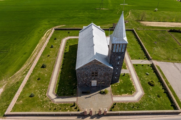 Vista aérea no templo barroco ou gótico ou igreja católica na zona rural