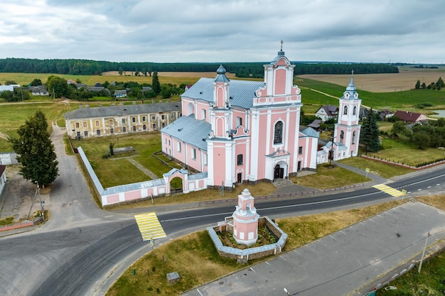 Vista aérea no templo barroco ou igreja católica na zona rural