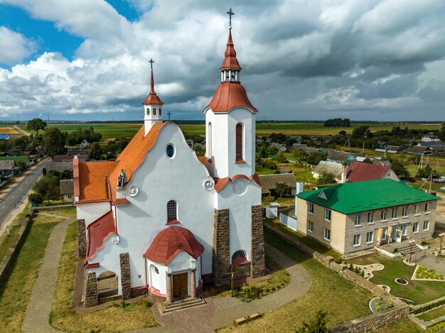 Vista aérea no templo barroco ou igreja católica na zona rural