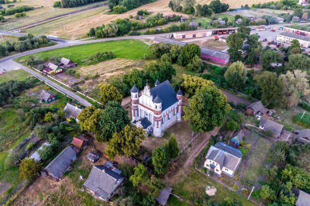 Vista aérea no templo barroco ou igreja católica na zona rural