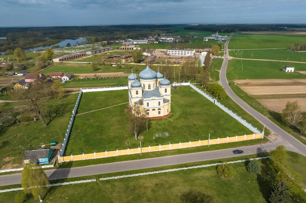 Vista aérea no templo ortodoxo ou igreja na zona rural