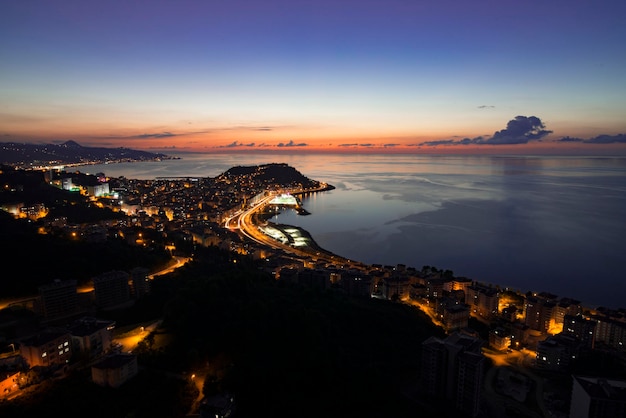 Vista aérea de la noche en la orilla de Giresun Turquía