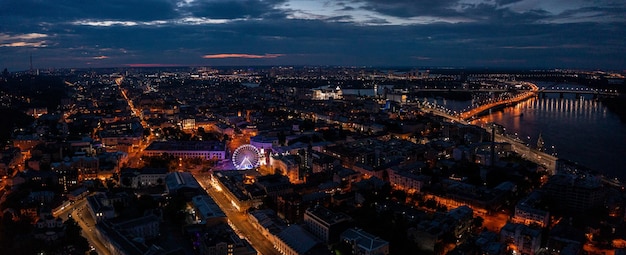 Vista aérea nocturna del centro de la ciudad de kyiv en la noche