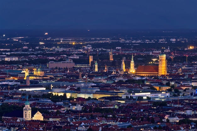 Vista aérea nocturna de Munich, Alemania