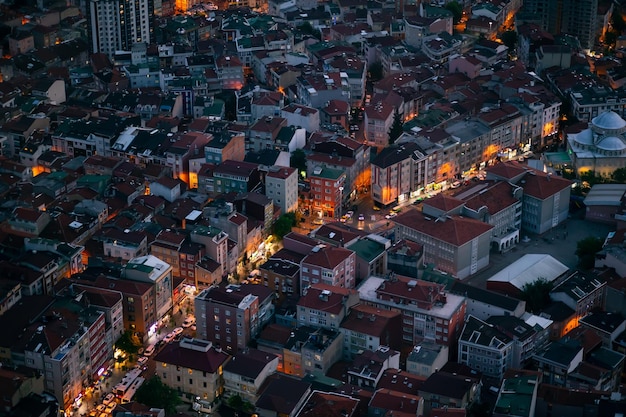 Vista aérea nocturna desde la torre Sapphire en Estambul Turquía