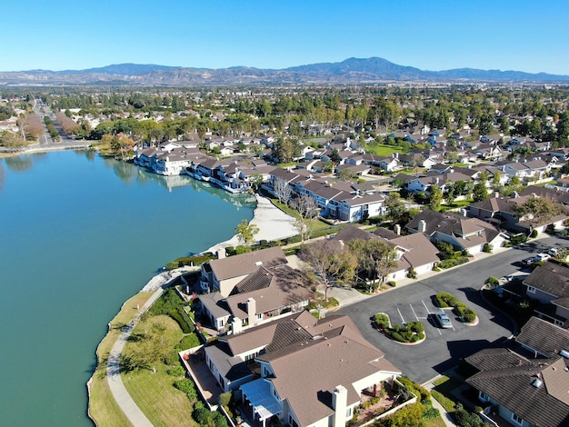Vista aérea de North Lake con barrio residencial en Irvine Orange County California USA
