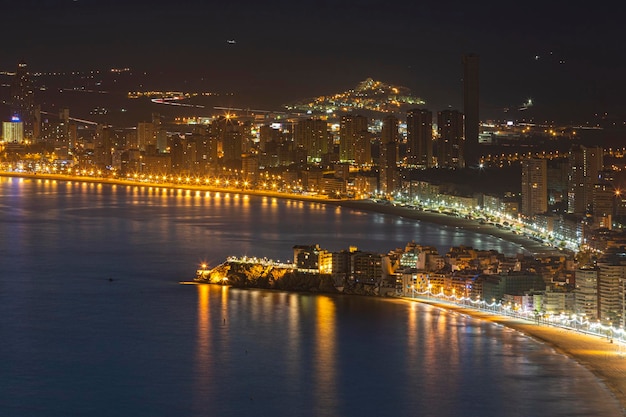 Vista aérea noturna da cidade de Benidorm na província de Alicante Comunidade Autônoma Valenciana Espanha