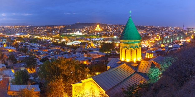 Vista aérea noturna da cidade velha, Tbilisi, Geórgia