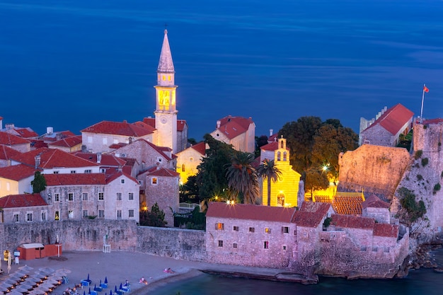 Vista aérea noturna das igrejas de são ivan e da santíssima trindade na cidade velha de budva, cidade montenegrina, no mar adriático, montenegro