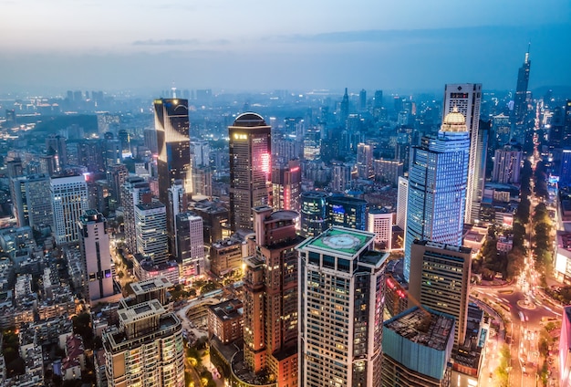 Vista aérea noturna de edifícios modernos da cidade em Nanjing