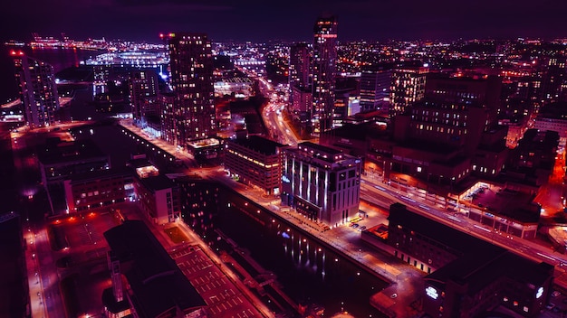 Vista aérea noturna de uma paisagem urbana movimentada com ruas iluminadas e arquitetura urbana em Liverpool, Reino Unido