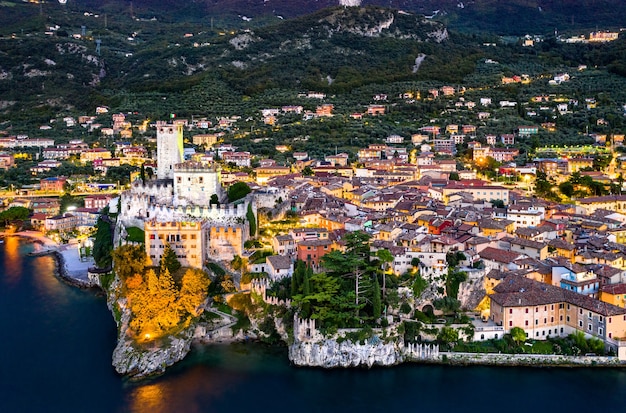 Vista aérea noturna do Castelo Scaliger em Malcesine - Lago de Garda, norte da Itália