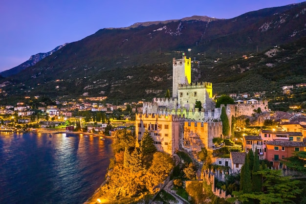 Vista aérea noturna do castelo scaliger no lago malcesine garda norte da itália