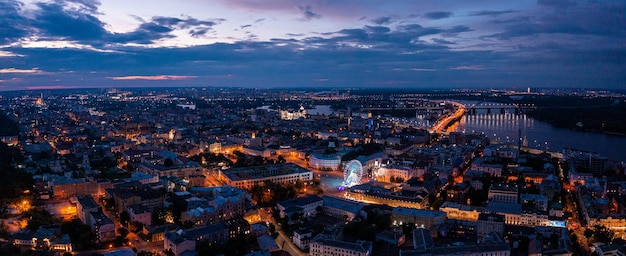 Vista aérea noturna do centro da cidade de kyiv à noite