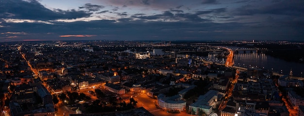 Vista aérea noturna do centro da cidade de kyiv à noite