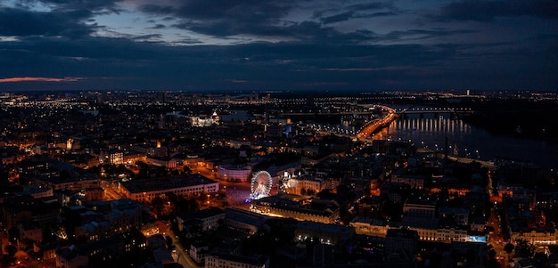 Vista aérea noturna do centro da cidade de kyiv à noite