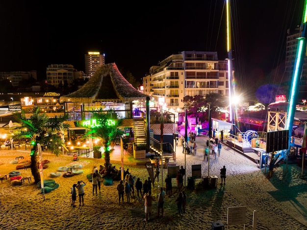 Vista aérea noturna do centro da cidade em Sunny Beach, na Bulgária, férias de verão na Europa, fotografia aérea, drone