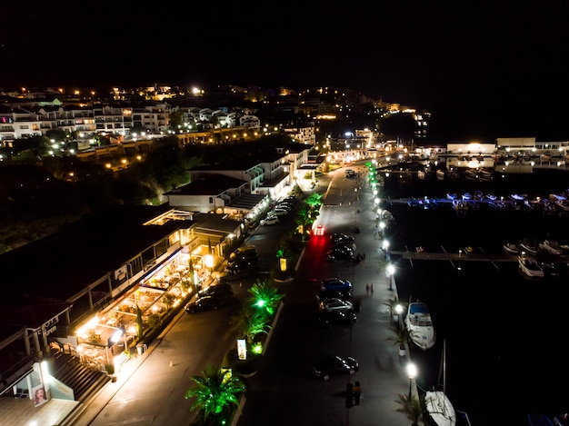 Vista aérea noturna do porto marítimo de Sveti Vlas na Bulgária Férias de verão na Europa Fotografia aérea drone