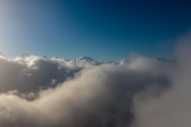 Vista aérea de las nubes al amanecer.