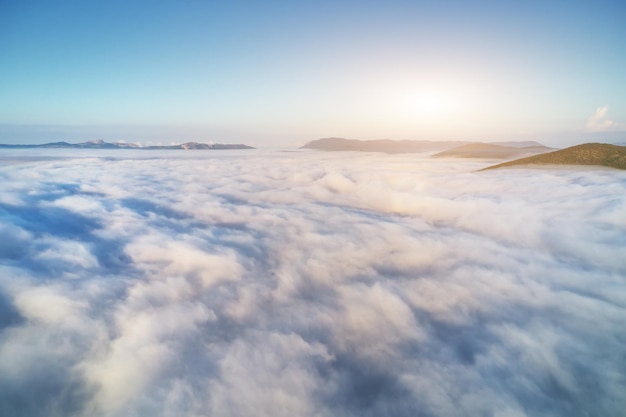 Vista aérea de nubes blancas en el cielo azul por la mañana