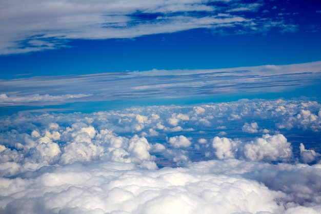 Vista aérea de nubes y cielo azul mientras se vuela