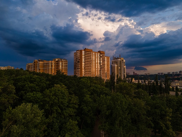 Vista aérea de las nubes de lluvia al atardecer sobre la ciudad