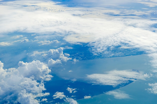 Vista aérea de nubes y paisaje del pueblo.