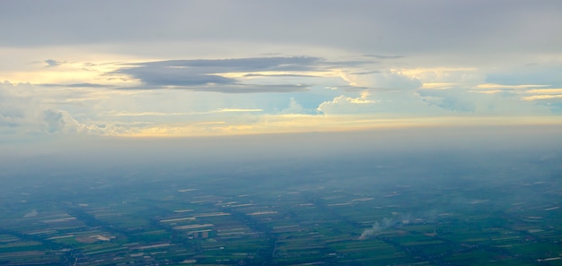 Vista aérea de nubes y paisaje del pueblo.