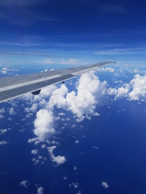 Vista aérea de las nubes sobre el cielo azul