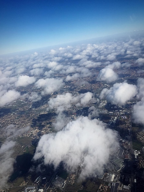 Foto vista aérea de las nubes sobre la ciudad contra el cielo