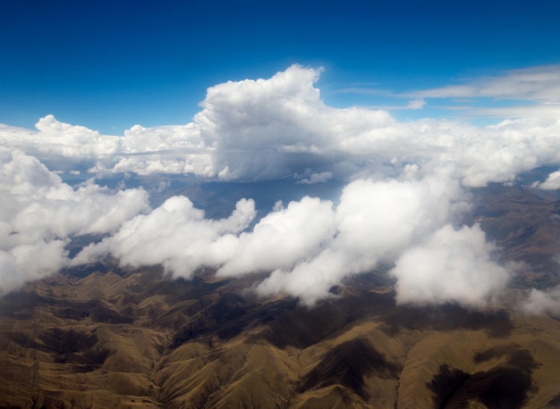 Vista aérea de las nubes sobre la Cordillera de los Andes en Cusco Perú