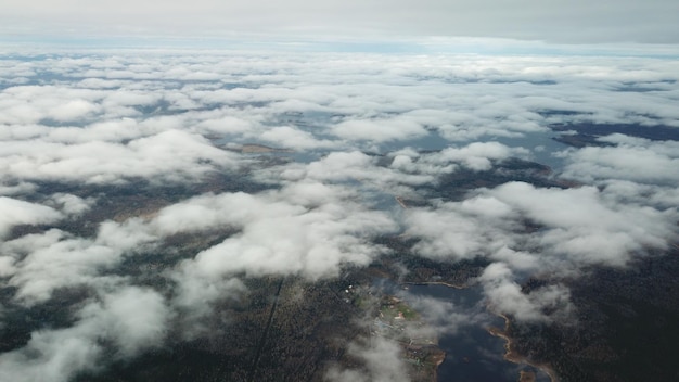 Foto vista aérea de las nubes sobre la montaña