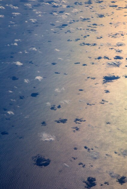 Vista aérea de las nubes sobre el océano, vista superior del celaje desde el avión