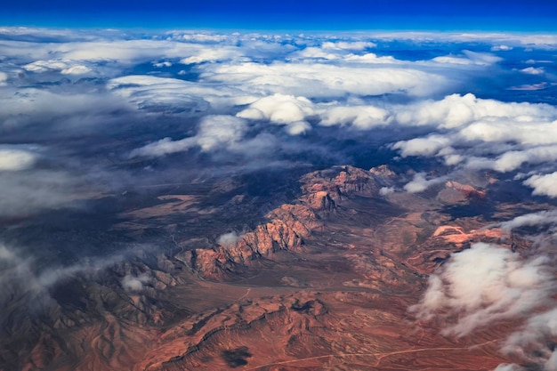 Foto vista aérea de las nubes sobre el paisaje