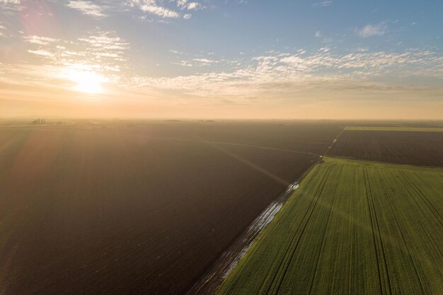 Vista aérea Nubes sobre verdes campos agrícolas.