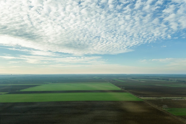 Vista aérea Nubes sobre verdes campos agrícolas.