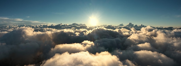 Vista aérea de las nubes y el sol de la mañana