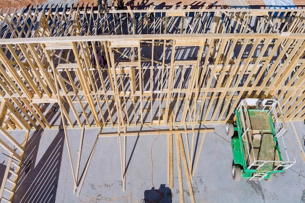 Vista aérea de una nueva casa en construcción marco de vigas de madera