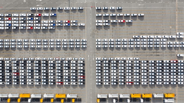 Vista aérea nueva terminal de exportación de automóviles, automóviles nuevos a la espera de importación y exportación en el puerto de aguas profundas.