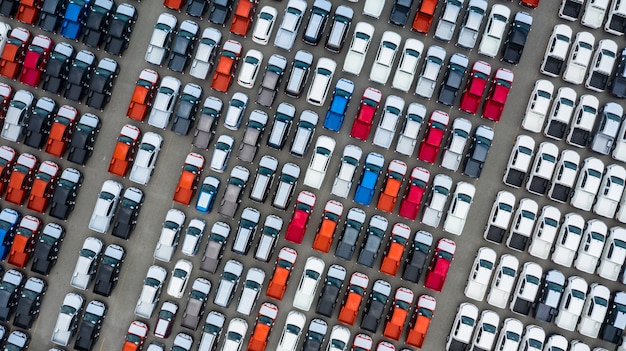 Vista aérea nueva terminal de exportación de automóviles, automóviles nuevos a la espera de importación y exportación en el puerto de aguas profundas.