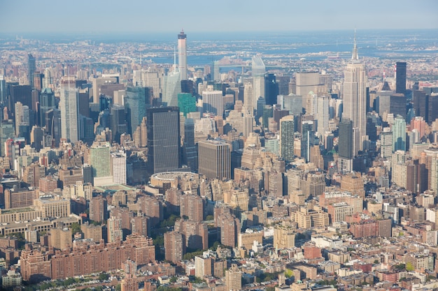 Vista aérea de Nueva York desde helicóptero, paisaje urbano y rascacielos