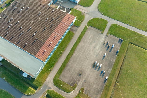 Vista aérea del nuevo edificio de fábrica para la producción y envío de equipos industriales